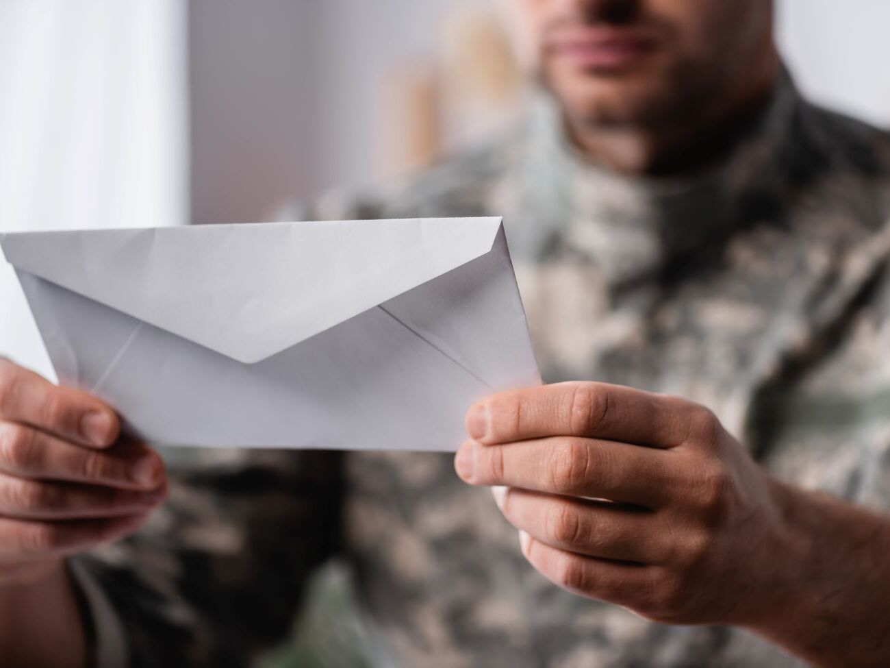 Если адресата нет по указанному адресу, работник почты должен ему позвонить или вложить в почтовый ящик уведомление о поступлении повестки