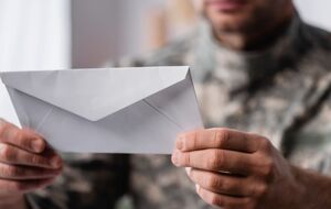 Если адресата нет по указанному адресу, работник почты должен ему позвонить или вложить в почтовый ящик уведомление о поступлении повестки