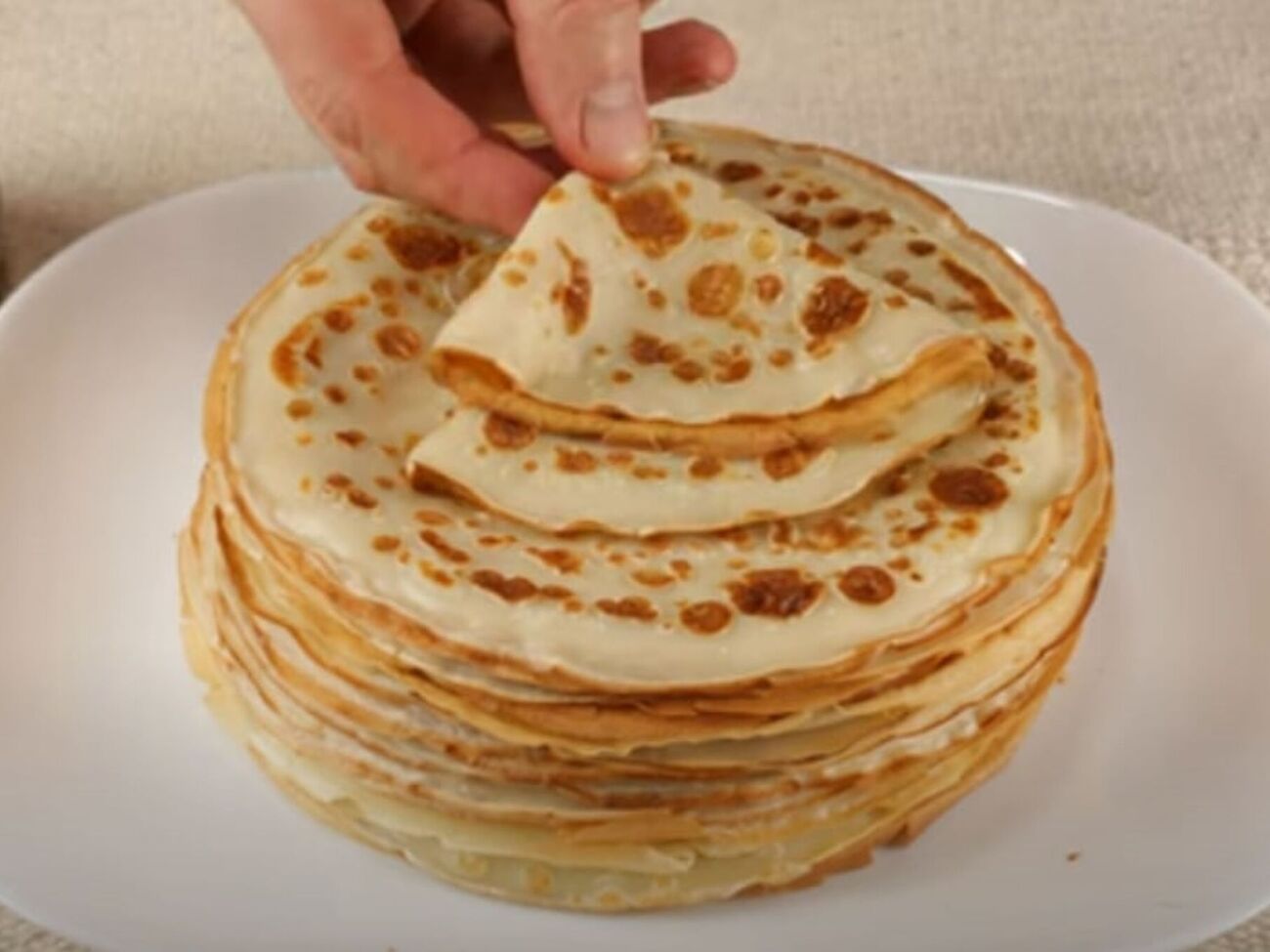 Эти блины нужно жарить на сковороде с антипригарным покрытием