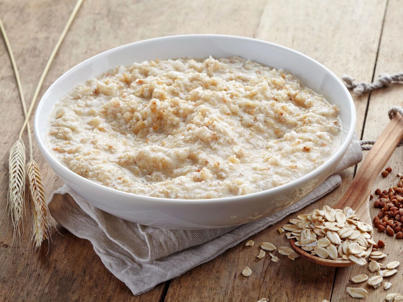 После приготовления в кашу нужно добавить сливочное масло