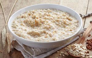 После приготовления в кашу нужно добавить сливочное масло