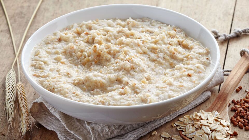 После приготовления в кашу нужно добавить сливочное масло