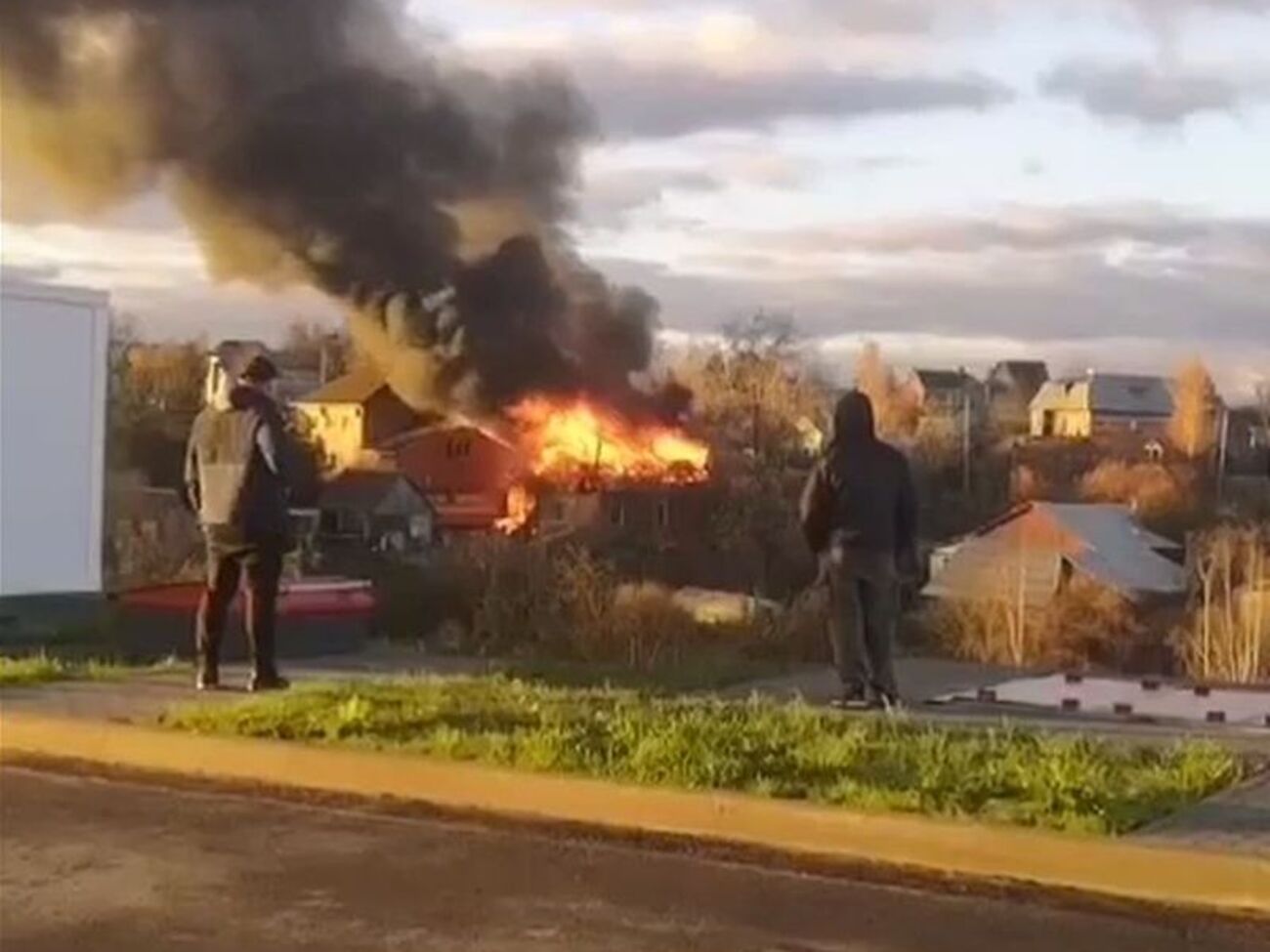 После атаки беспилотников в Подмосковье началось несколько пожаров