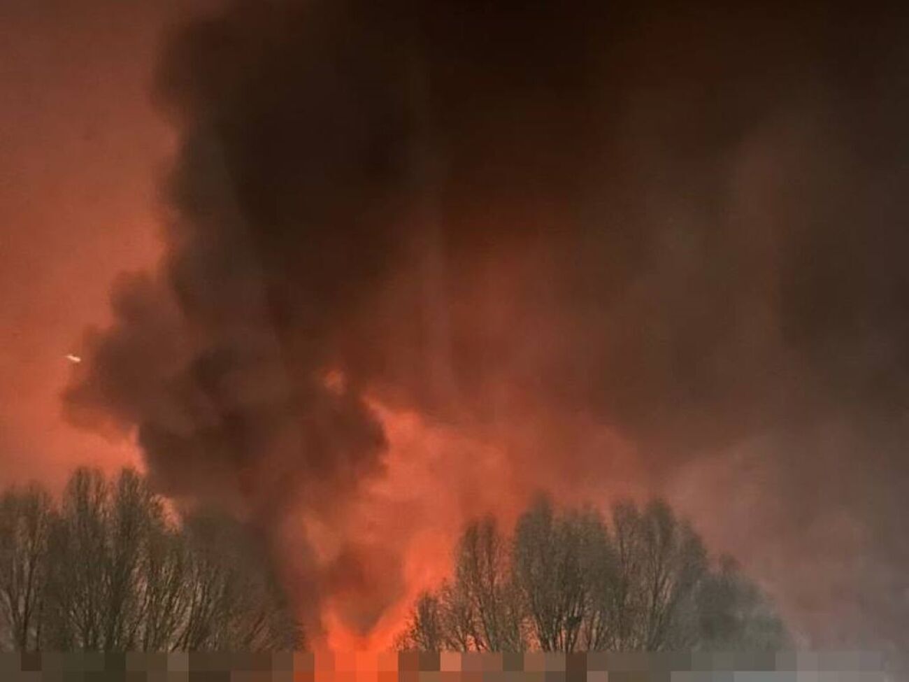 На территории военного объекта зафиксировано по меньшей мере восемь взрывов, отметили военные