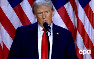 Трамп (на фото) после избрания позвонил именно Зеленскому, а не Путину, отметил Барро