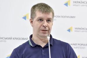 Конструкция "Трамп сдает Крым России" будет выглядеть несолидно. Вменяемый политик это осознает