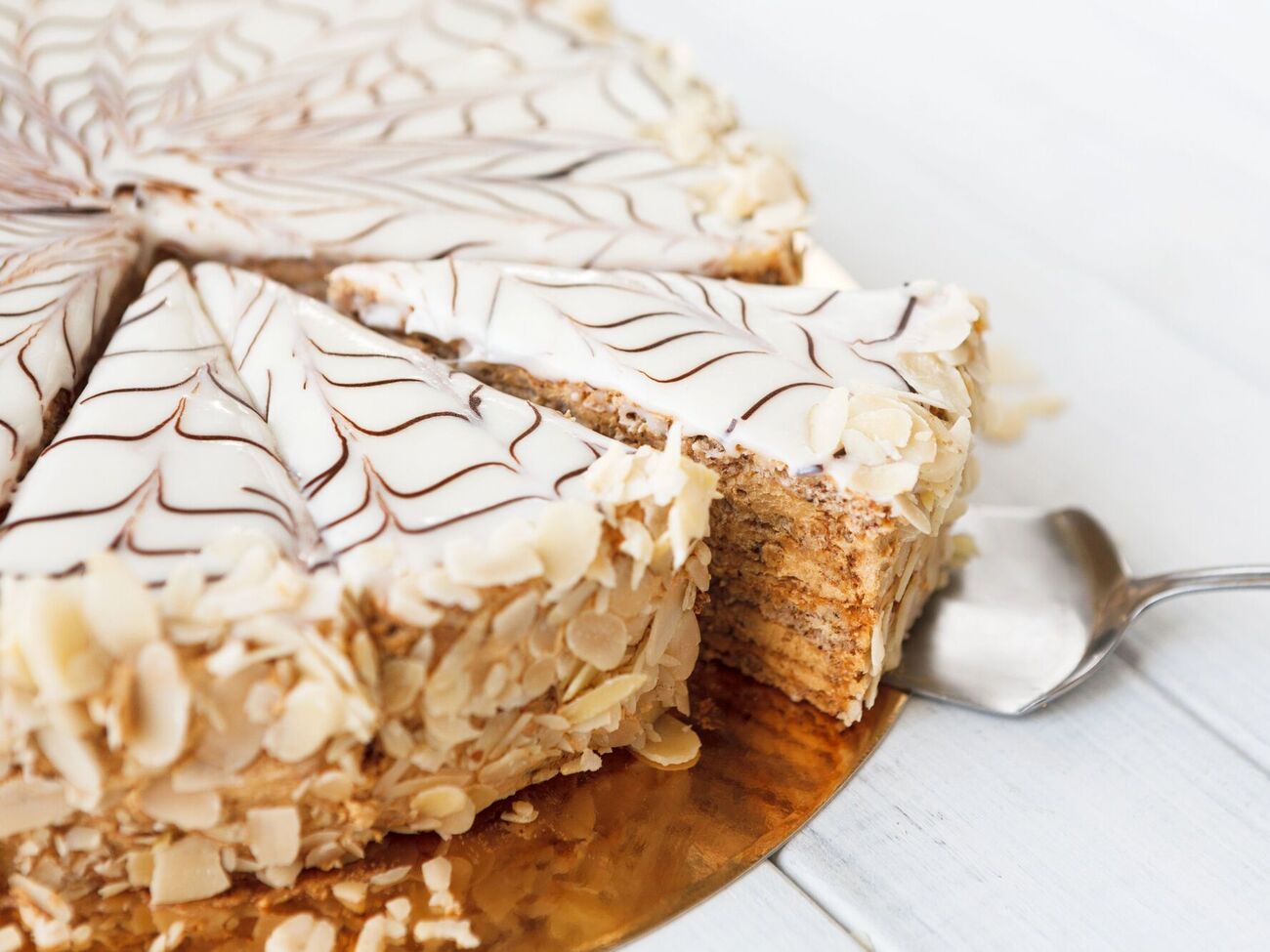 Торт покрывается глазурью