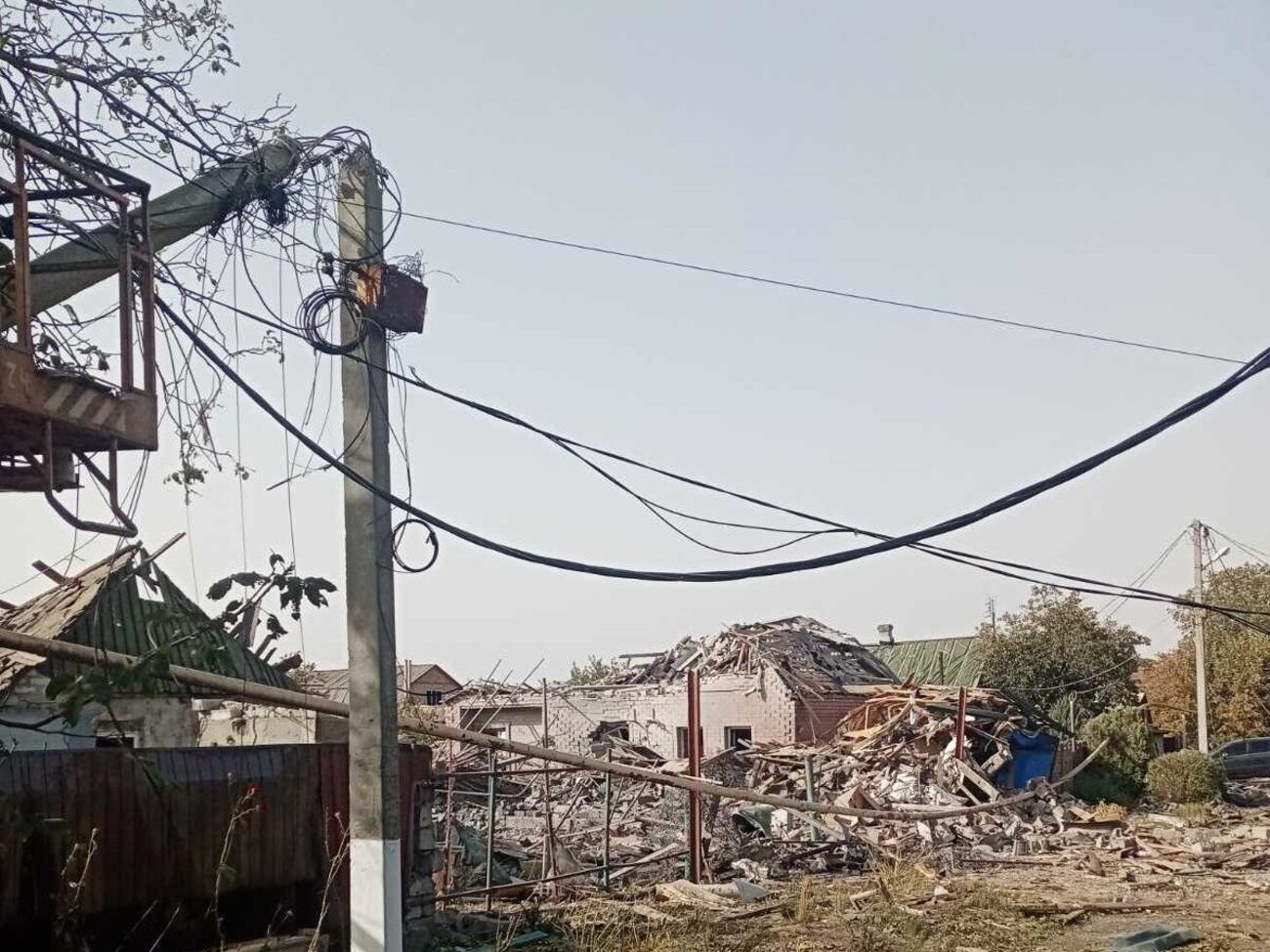 Восстанавливать электричество в Донецкой области становится все труднее из-за большой активности врага, отметили в компании