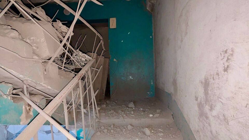 Окупанти поцілили по житловій дев'ятиповерхівці