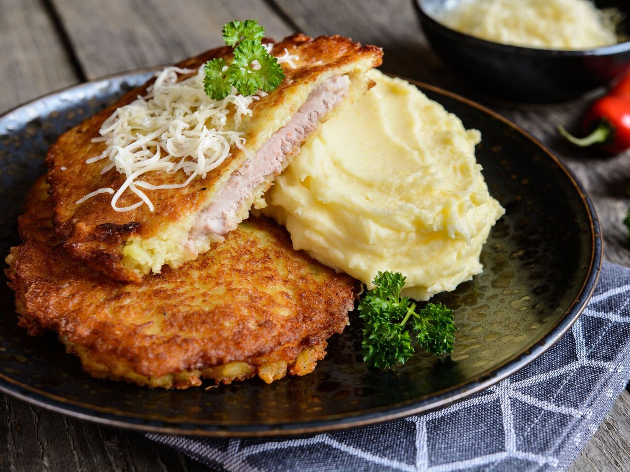 Шницель сочетается с картофельным пюре