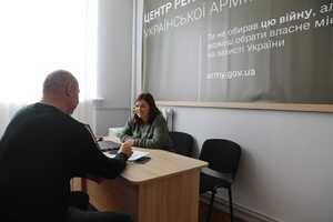 В українській армії на сьогодні понад 10 тис. вакансій для осіб обох статей