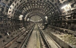 8 декабря 2023 года на потолке тоннеля между станциями "Демеевская" и "Лыбидская" обнаружили трещины, через которые в тоннель протекала вода