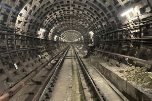 8 декабря 2023 года на потолке тоннеля между станциями "Демеевская" и "Лыбидская" обнаружили трещины, через которые в тоннель протекала вода