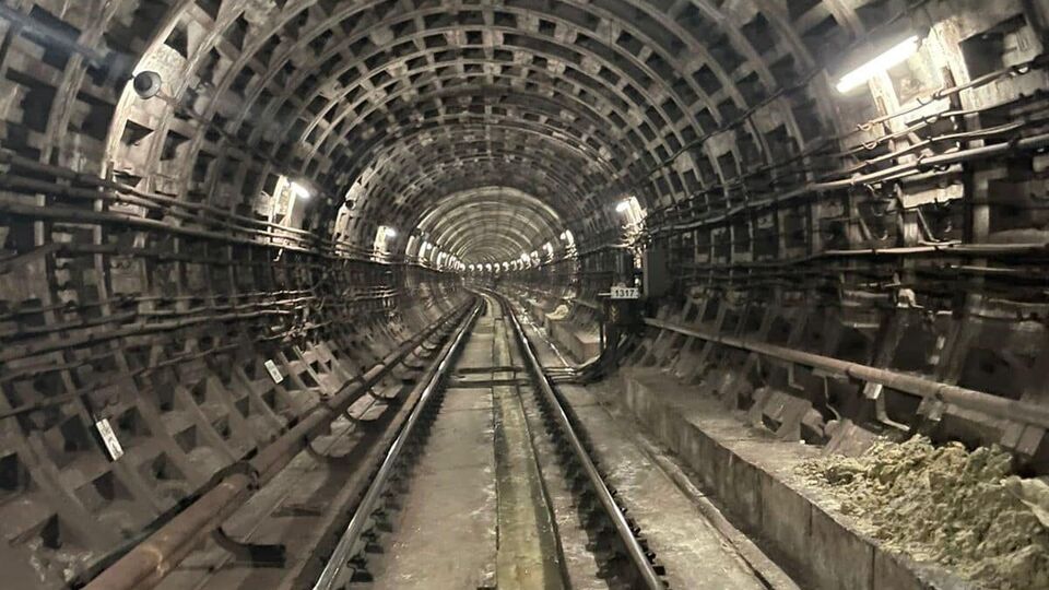 8 грудня 2023 року на стелі тунелю між станціями "Деміївська" й "Либідська" виявили тріщини, через які в тунель протікала вода