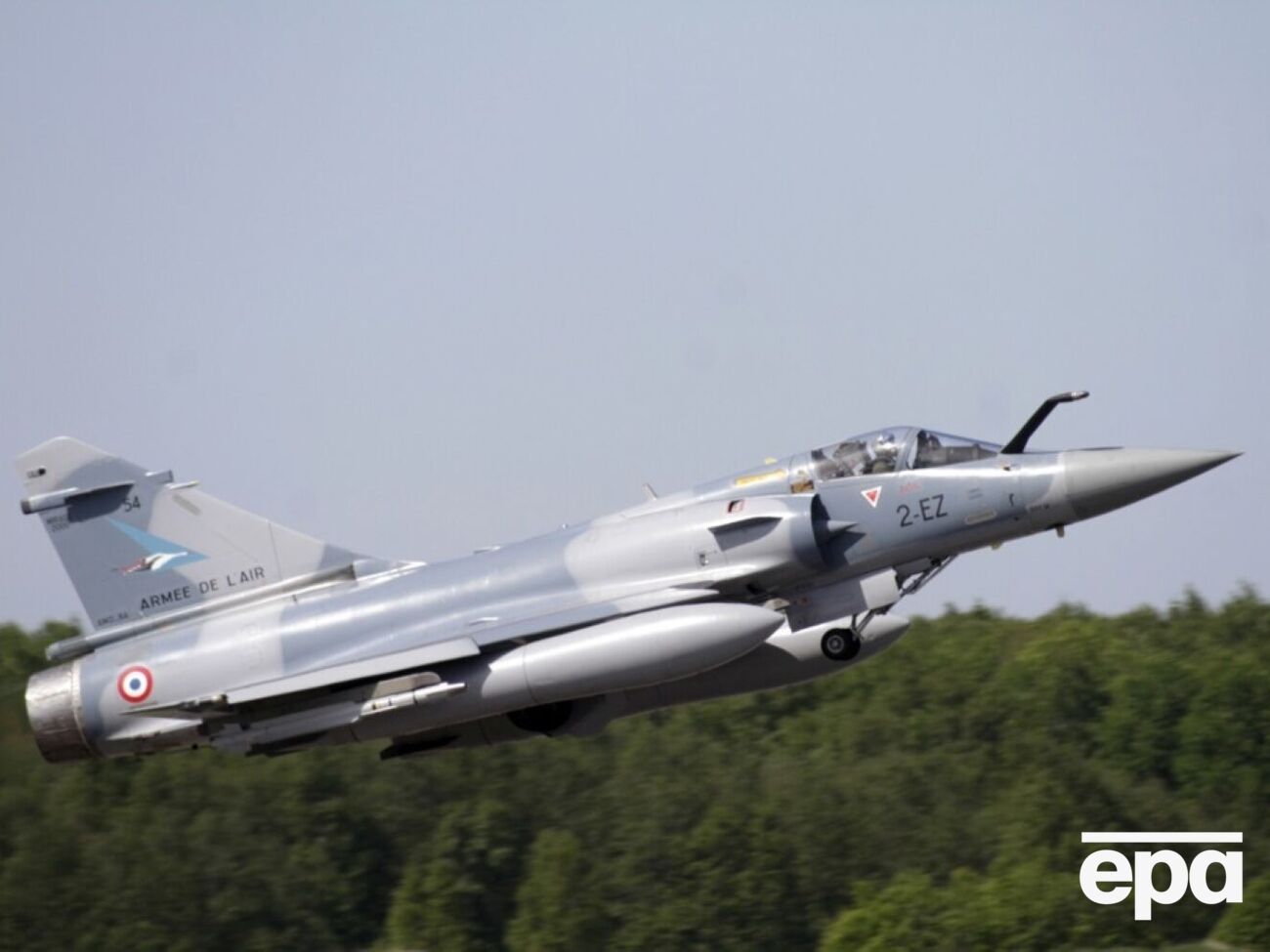 Париж готов передать Киеву шесть истребителей Mirage 2000-5F, сообщил французский депутат