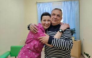 Белорусская политзаключенная Мария Колесникова во время встречи с отцом