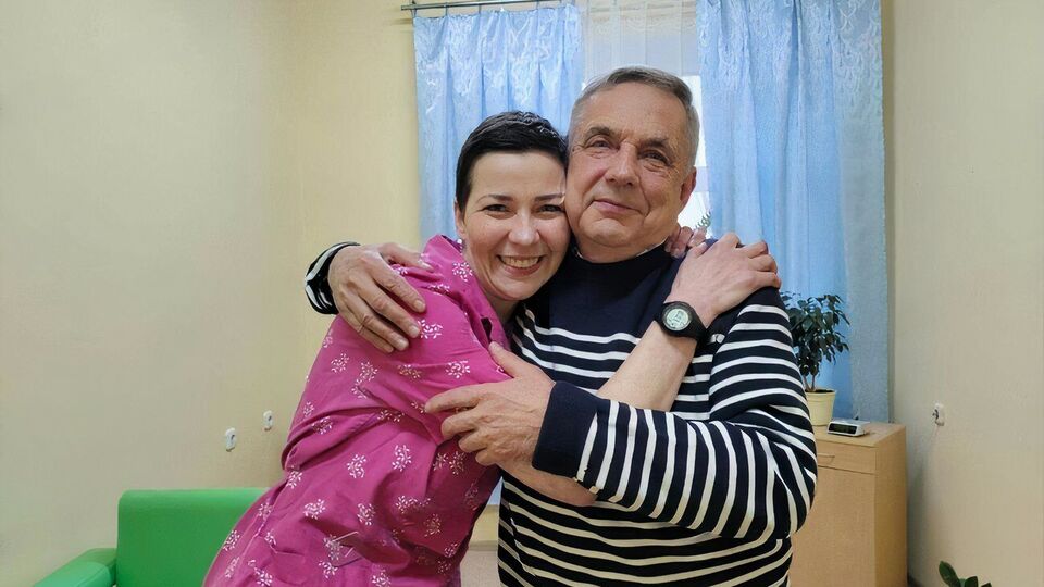 Белорусская политзаключенная Мария Колесникова во время встречи с отцом