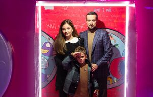 Тимошенко прийшов на виставку з дружиною й сином