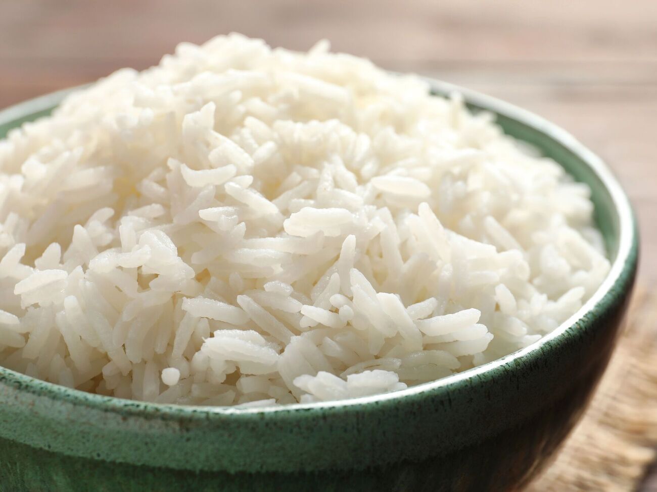Если хочется, чтобы рис был белого цвета, можно добавить столовую ложку лимонного сока