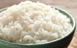 Если хочется, чтобы рис был белого цвета, можно добавить столовую ложку лимонного сока