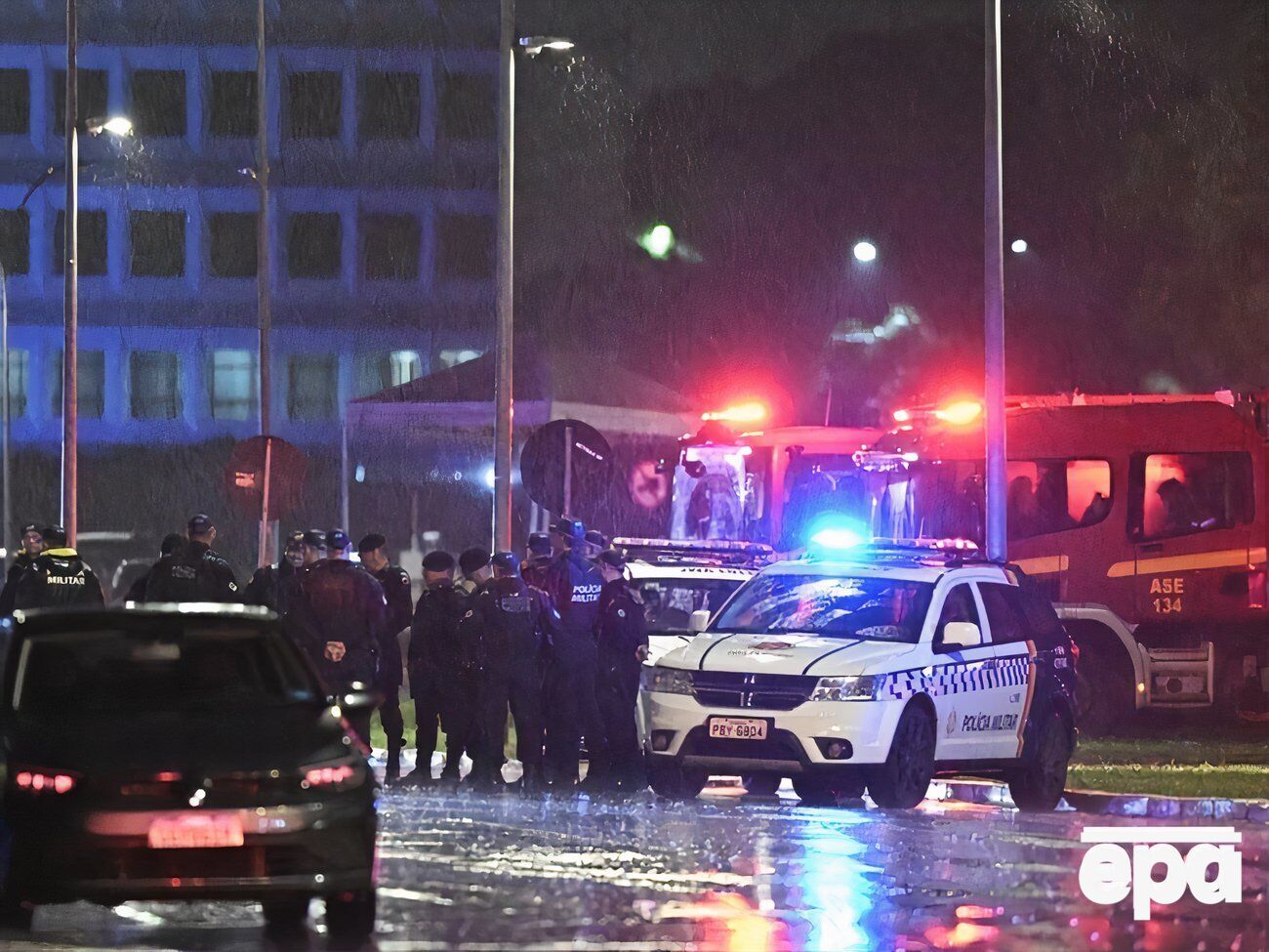 Один человек погиб в результате двух взрывов возле Верховного суда Бразилии