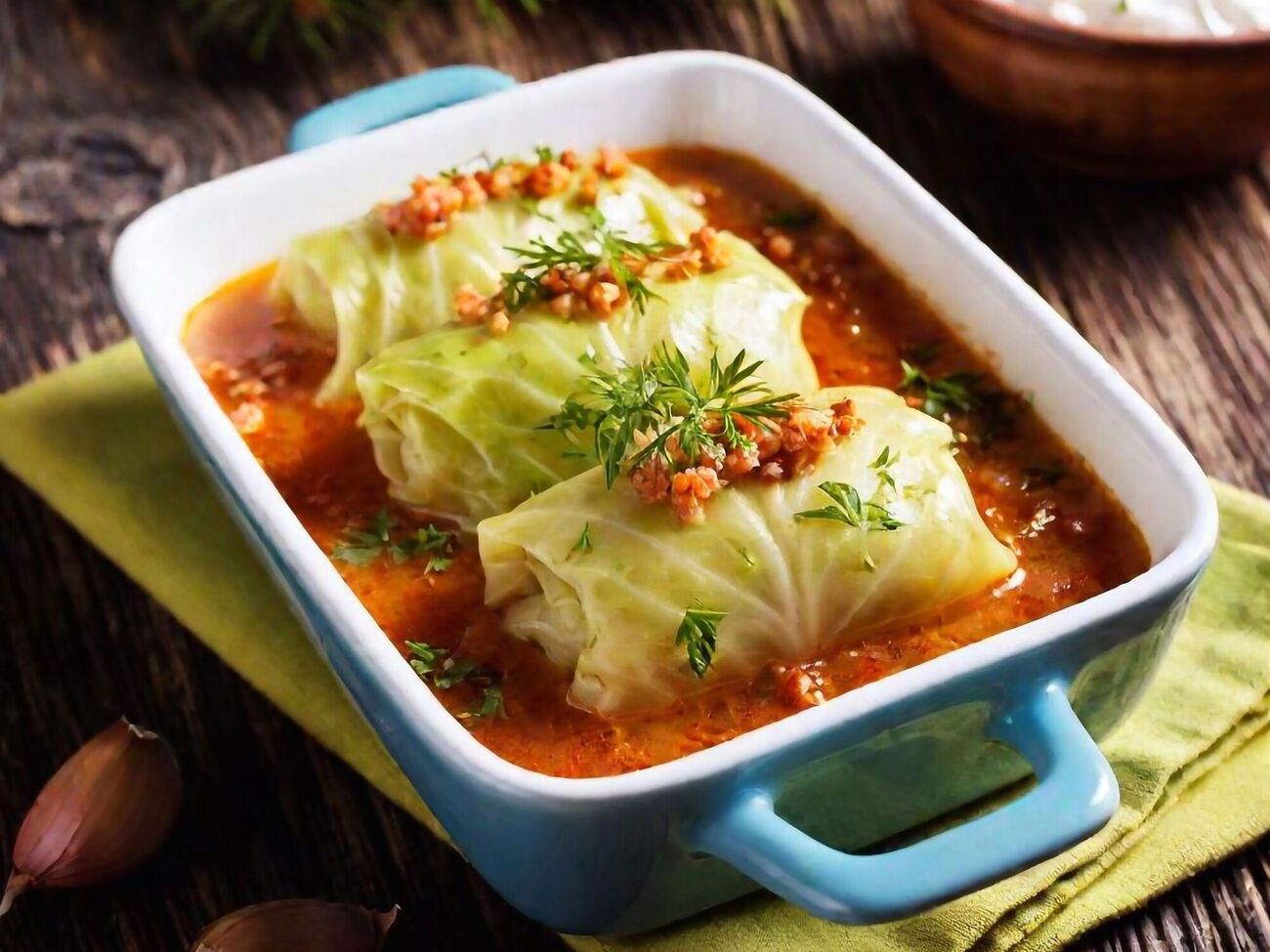Голубцы подают в томатно-сливочном соусе