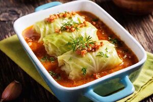 Голубцы подают в томатно-сливочном соусе