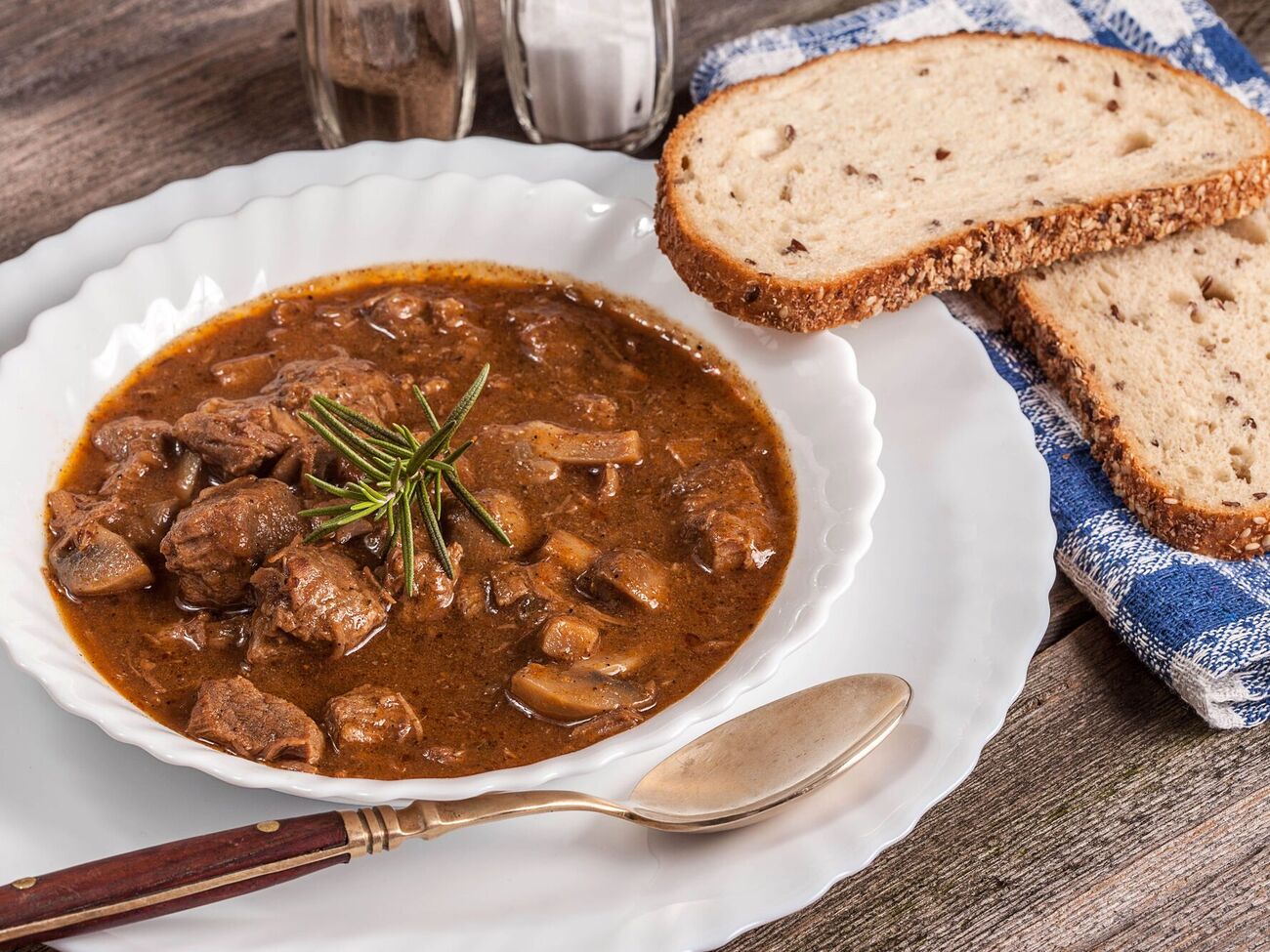 Шпундра готовится из свинины