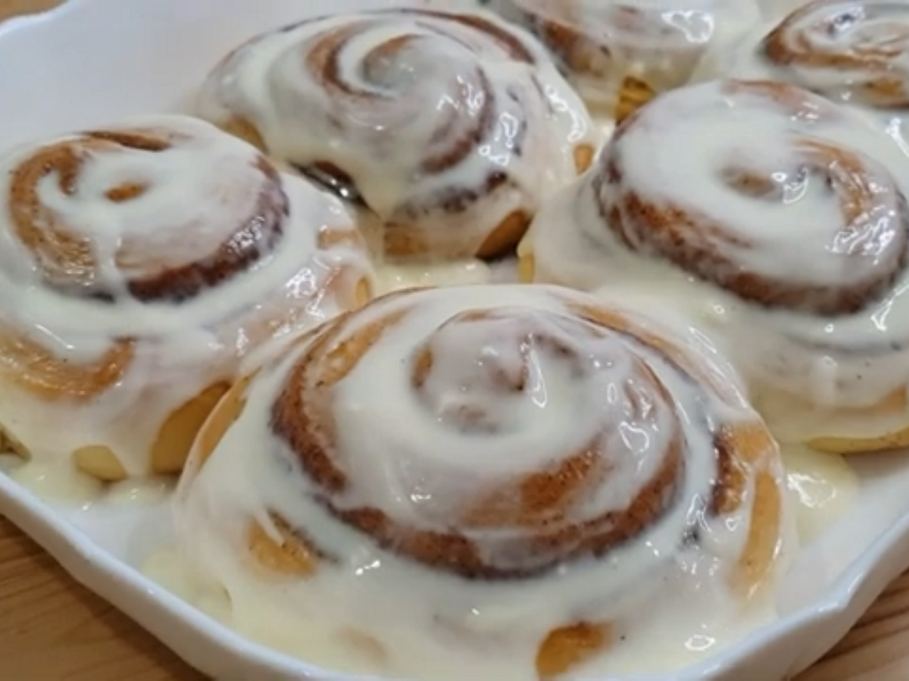 Выпекайте булочки в разогретой духовке при 180 °С в течение 25 минут