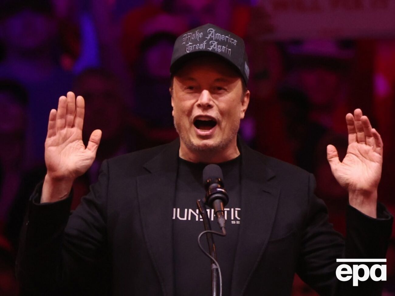 Маск намагається приписати собі частину заслуг у перемозі Трампа, кажуть співрозмовники