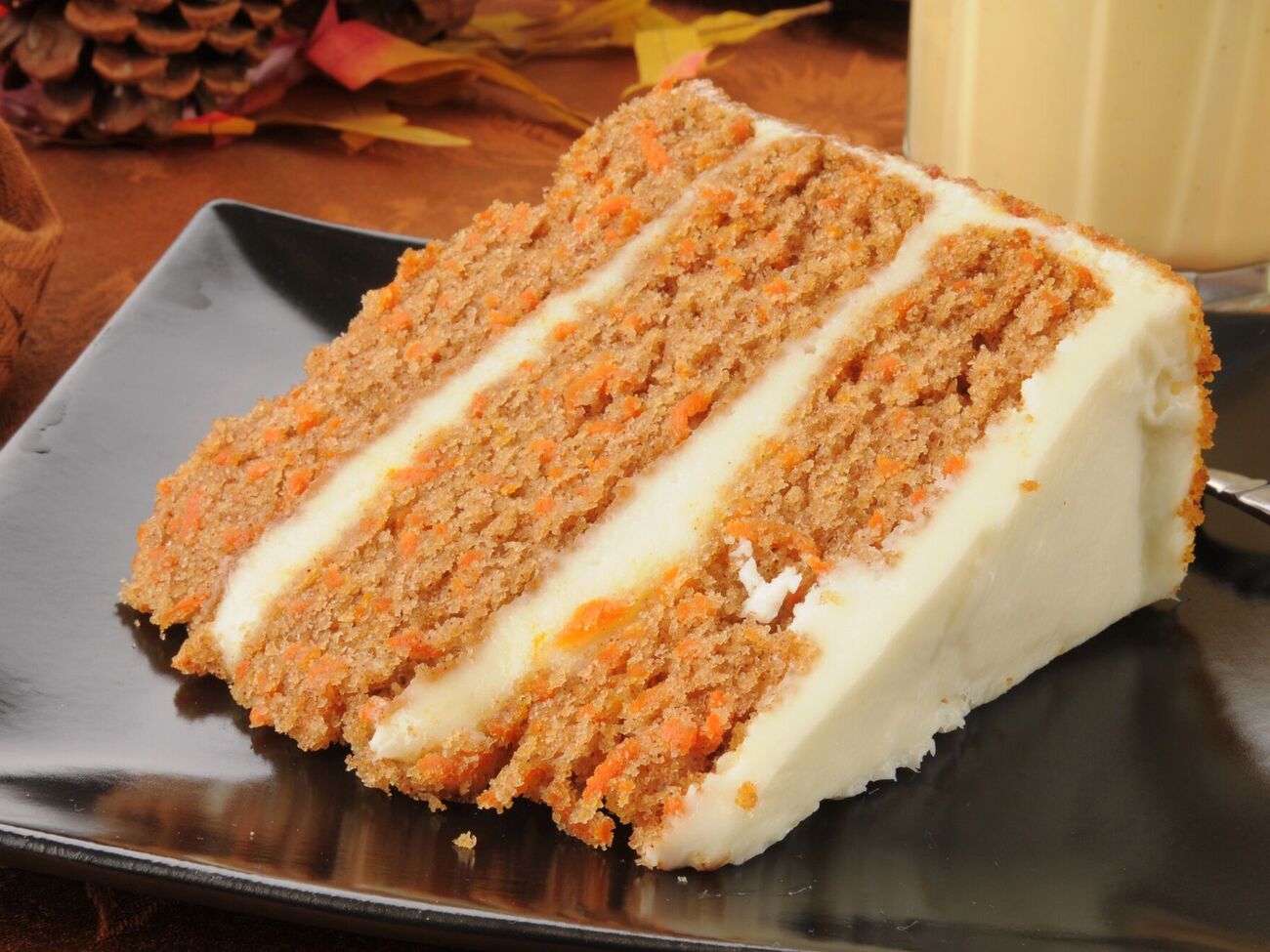 Торт смазывают сливочным кремом