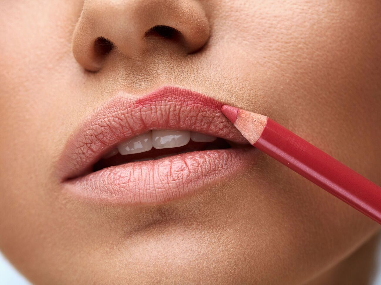 Губы следует прорисовывать по контуру