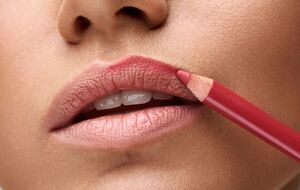 Губи треба промальовувати по контуру