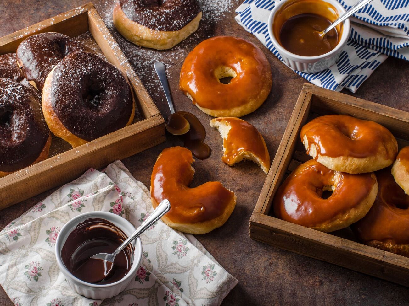 Пончики подают с глазурью