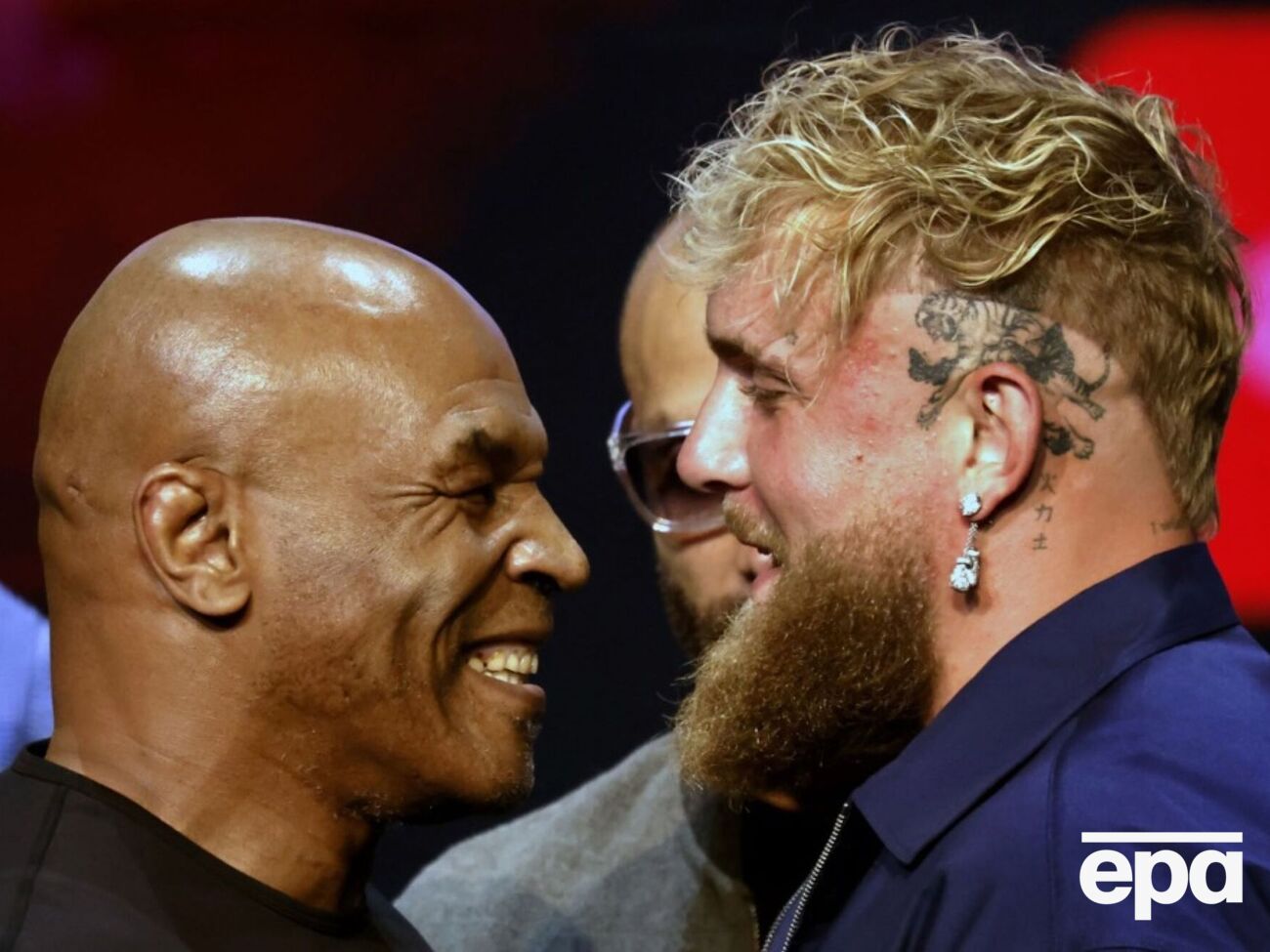 Тайсон отвесил оплеуху сопернику во время дуэли взглядов, после чего боксеров развела в стороны охрана