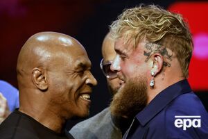 Тайсон отвесил оплеуху сопернику во время дуэли взглядов, после чего боксеров развела в стороны охрана