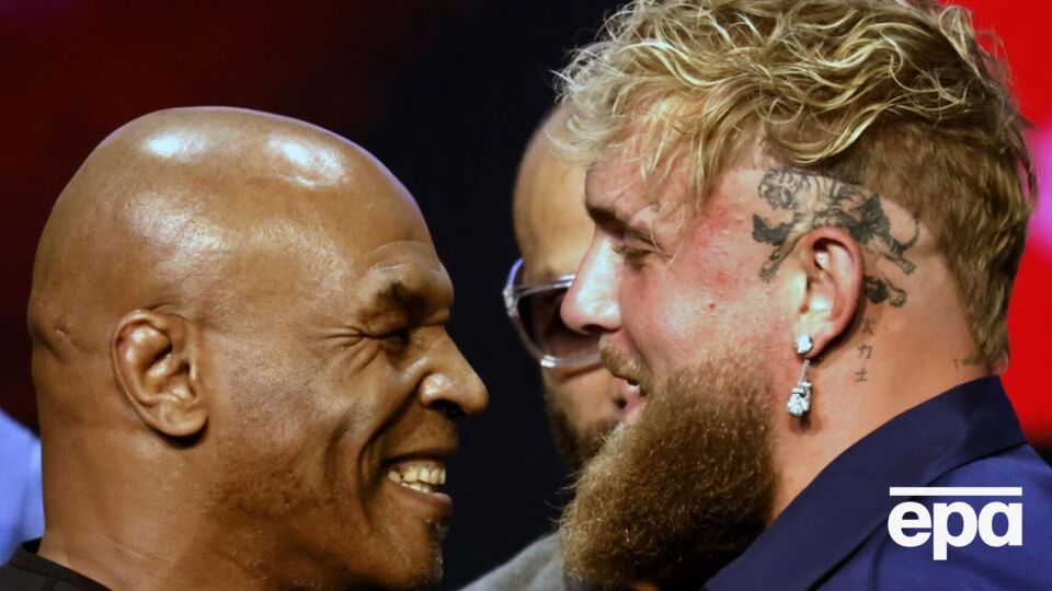 Тайсон отвесил оплеуху сопернику во время дуэли взглядов, после чего боксеров развела в стороны охрана