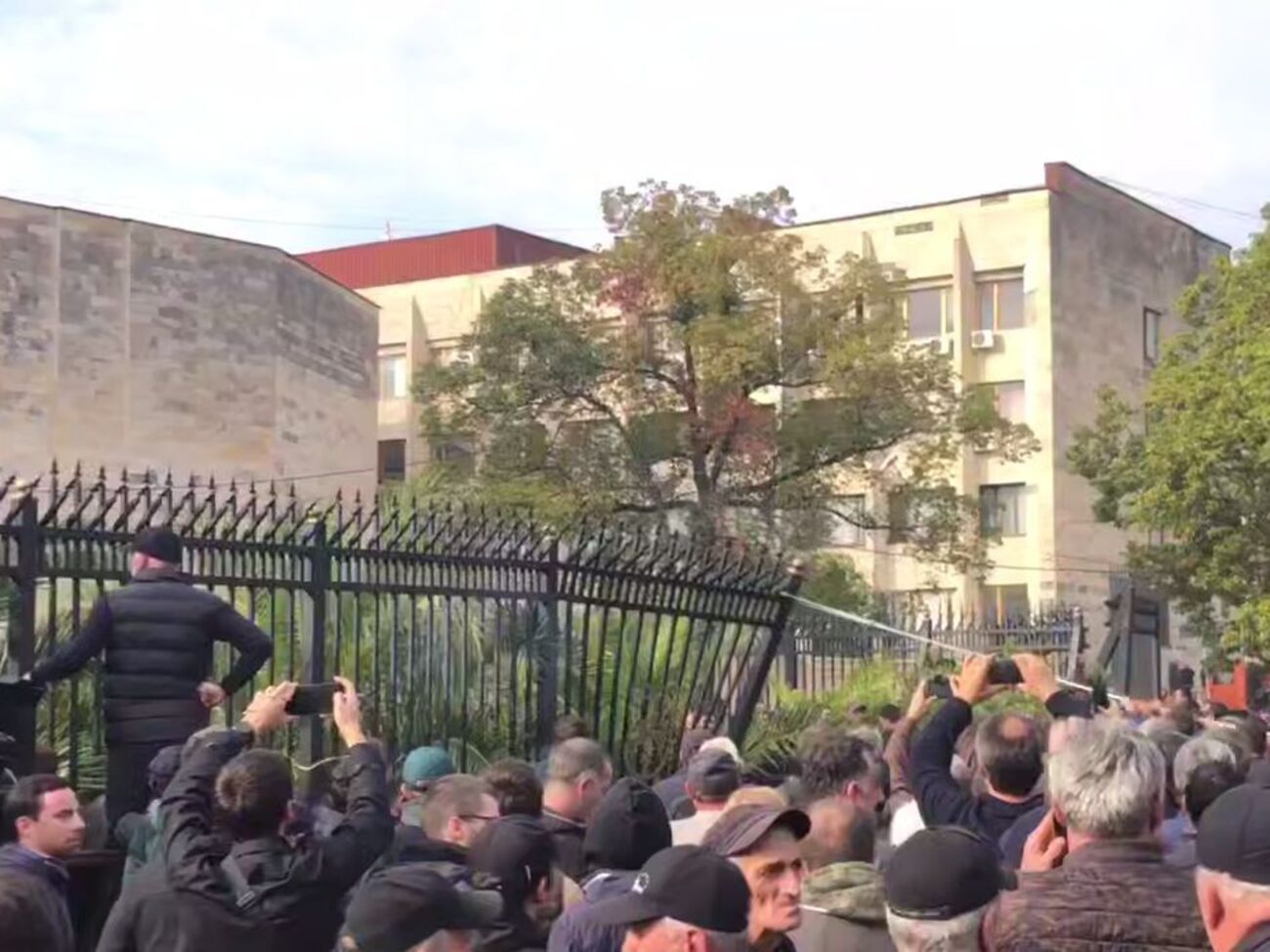 Протестующие повалили забор у здания парламента