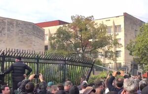 Протестувальники повалили паркан біля будівлі парламенту