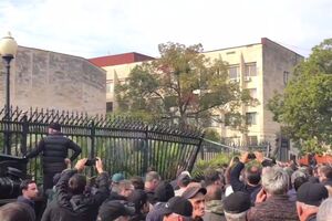 Протестувальники повалили паркан біля будівлі парламенту