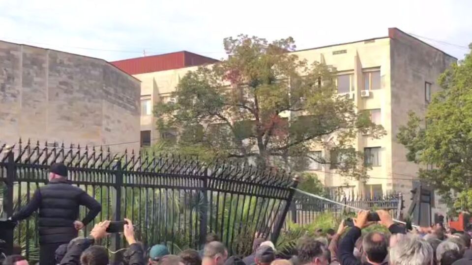 Протестующие повалили забор у здания парламента