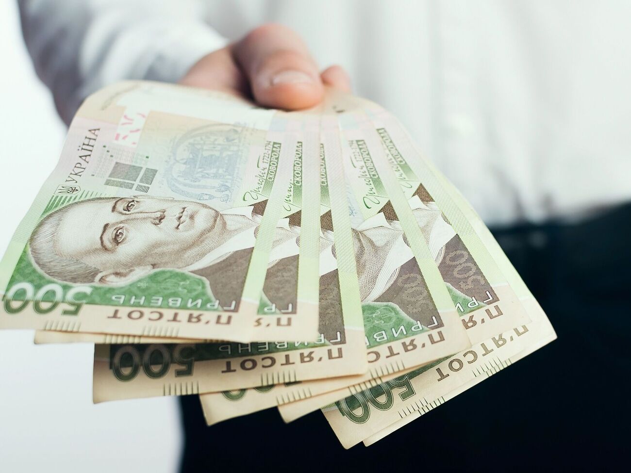 Українці з 1 грудня почнуть отримувати виплати