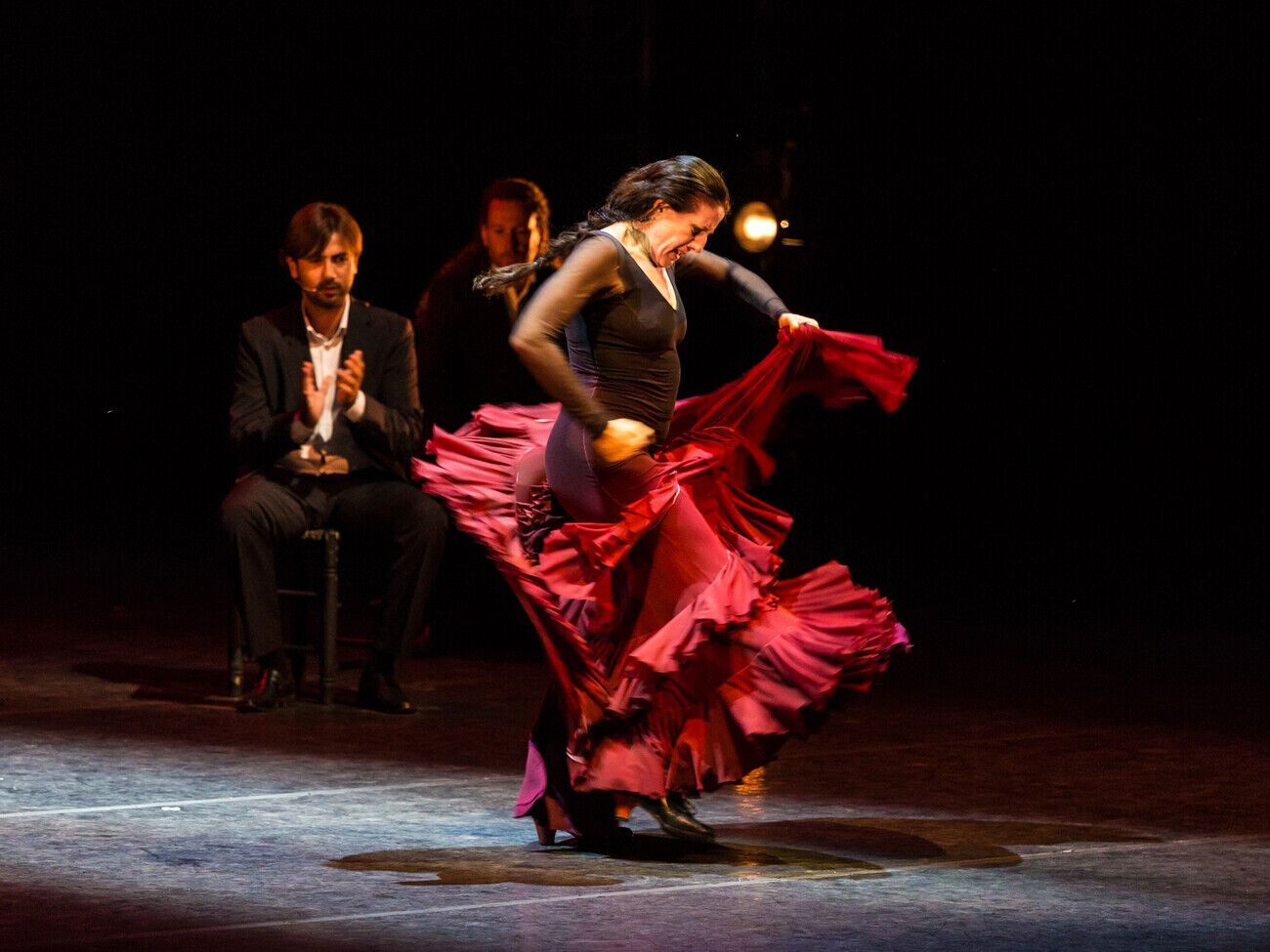 Исполнительницы фламенко выбирают для выступлений соответствующую одежду