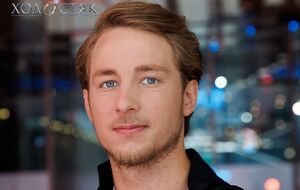 После поцелуя Терен вручил девушке розу, оставив ее в проекте