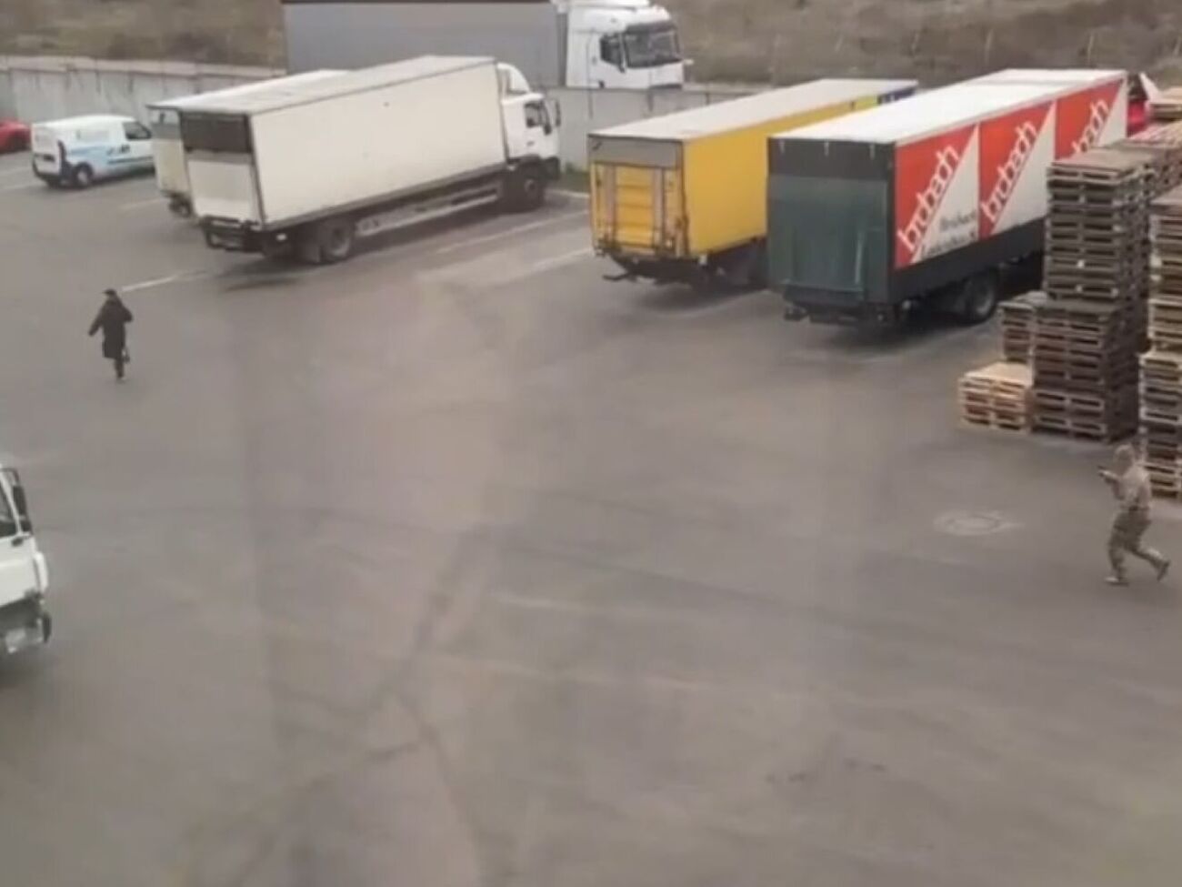 Работник "Муніципальної варти", которого ударили, побежал за мужчиной и выстрелил из травматического оружия, заявили военные