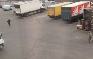 Работник "Муніципальної варти", которого ударили, побежал за мужчиной и выстрелил из травматического оружия, заявили военные