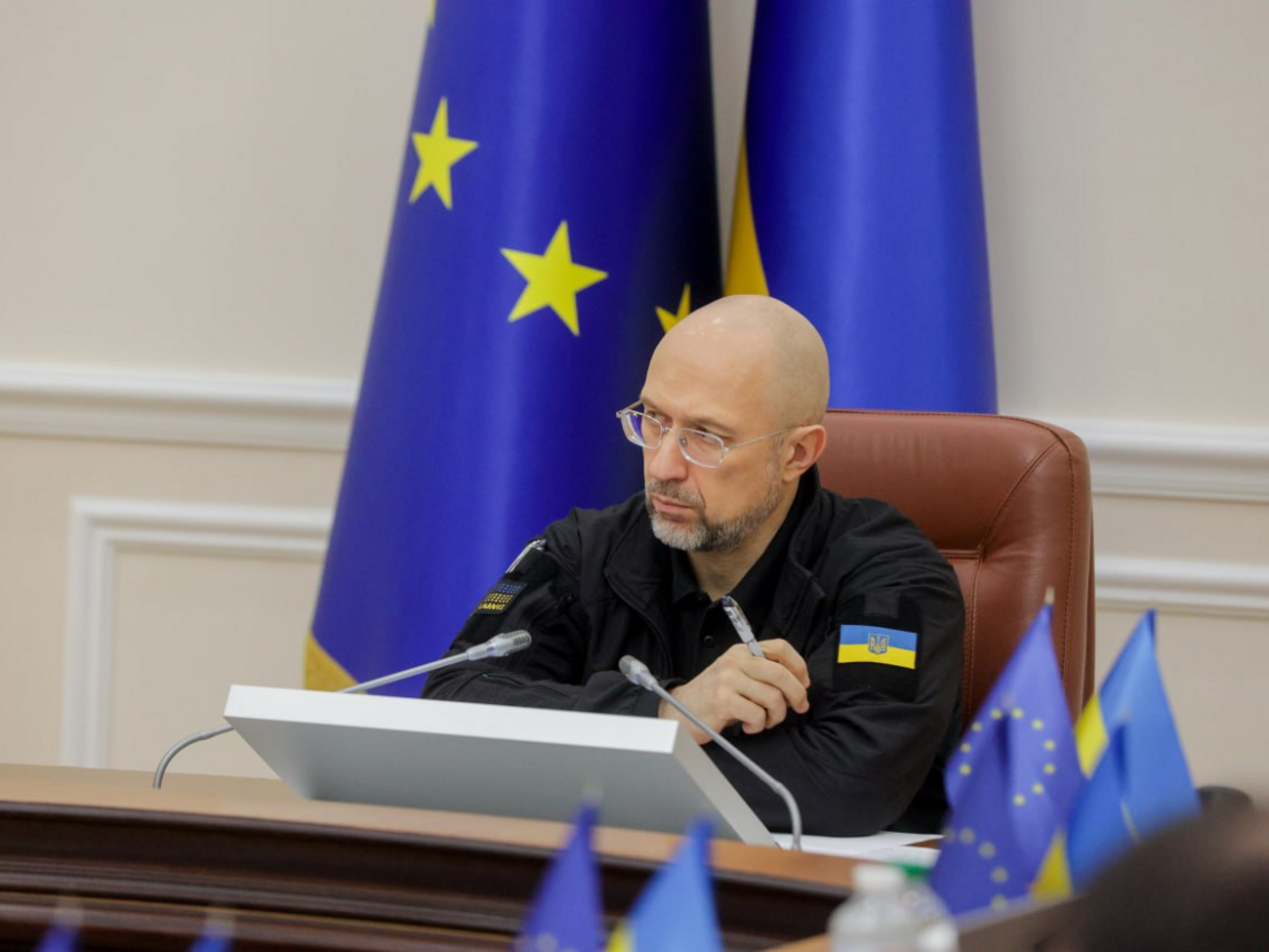 Усі бронювання з 1 грудня здійснюватимуть через "Дію", розповів Шмигаль