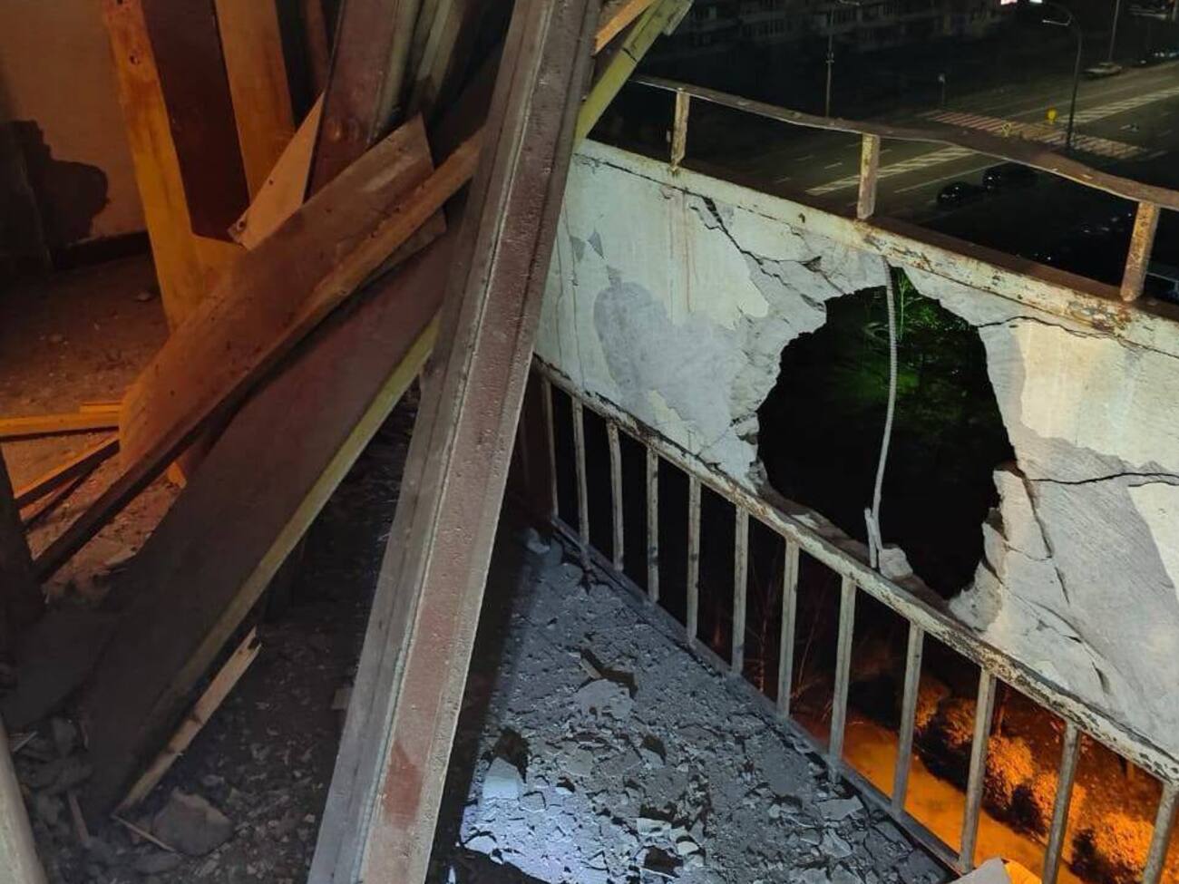 Осколки попали по жилой многоэтажке