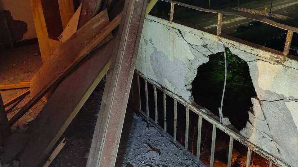 Осколки попали по жилой многоэтажке