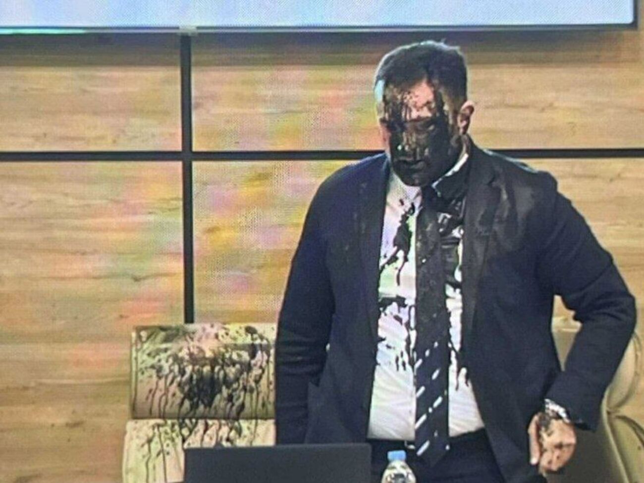 Член комісії від ЄНР облив голову ЦВК чорною фарбою